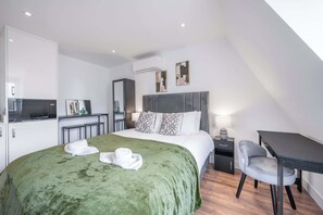 1 bedroom, iron/ironing board, travel crib, WiFi - Top Floor Studio with view in Knightsbridge (London)
