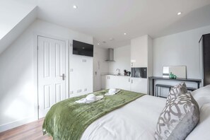 1 bedroom, iron/ironing board, travel cot, WiFi - Top Floor Studio with view in Knightsbridge (London)