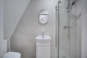 Shower, hair dryer, towels, shampoo - Top Floor Studio with view in Knightsbridge (London)