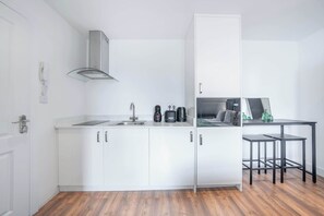 Fridge, microwave, stovetop, coffee/tea maker - Top Floor Studio with view in Knightsbridge (London)