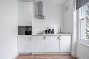 Fridge, microwave, stovetop, coffee/tea maker - Charming One Bedroom Flat in Knightsbridge (London)