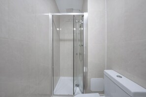 Shower, hair dryer, towels, shampoo - Charming One Bedroom Flat in Knightsbridge (London)