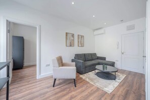 TV, offices - Charming One Bedroom Flat in Knightsbridge (London)