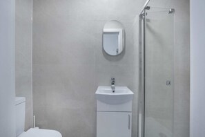 Een douche, een haardroger, handdoeken, shampoo