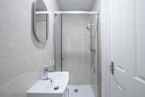 Dusche, Haartrockner, Handtücher, Shampoo