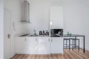 Kühlschrank, Mikrowelle, Herdplatte, Wasserkocher mit Kaffee-/Teezubehör