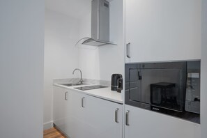 Fridge, microwave, stovetop, coffee/tea maker - Cozy Ground Floor Studio in Knightsbridge (London)
