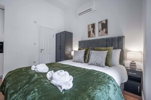 Desk, iron/ironing board, travel cot, WiFi - Cozy Ground Floor Studio in Knightsbridge (London)