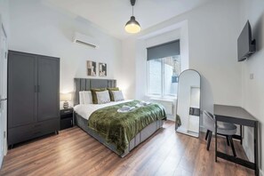 Desk, iron/ironing board, travel cot, WiFi - Cozy Ground Floor Studio in Knightsbridge (London)