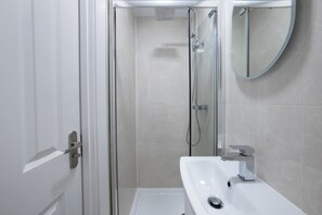 Shower, hair dryer, towels, shampoo - Cozy Ground Floor Studio in Knightsbridge (London)