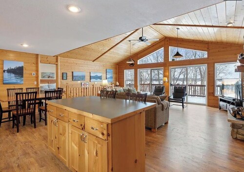 Northwoods Escape on Rabbit Lake: Lakefront, Hot tub, Cuyuna Bike Trails