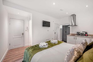 Tabla de planchar con plancha, cuna de viaje, wifi y ropa de cama 