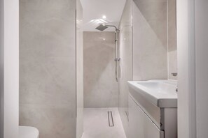 Dusche, Haartrockner, Handtücher, Shampoo