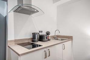 Kühlschrank, Mikrowelle, Herdplatte, Wasserkocher mit Kaffee-/Teezubehör