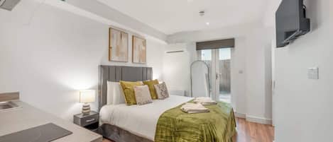 Iron/ironing board, travel crib, WiFi, bed sheets