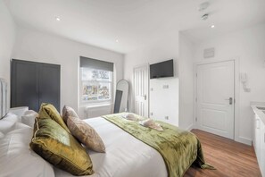 1 bedroom, iron/ironing board, travel cot, WiFi - Charming Studio in Knightsbridge (London)