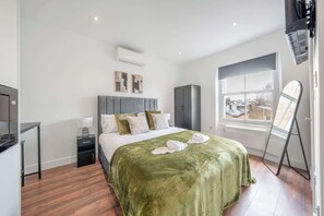 1 bedroom, iron/ironing board, travel cot, WiFi - Charming Studio in Knightsbridge (London)
