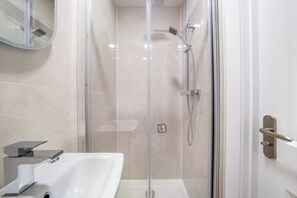 Regadera, secadora de cabello, toallas, shampoo 