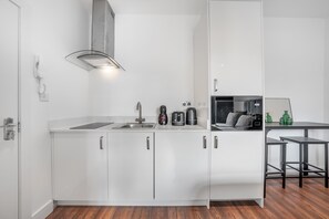 Fridge, microwave, stovetop, coffee/tea maker - Charming Studio in Knightsbridge (London)
