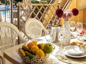 Outdoor dining - Residence Il Ciliegio with swimming pool - Apartment 3 (Trinity of Agultu)