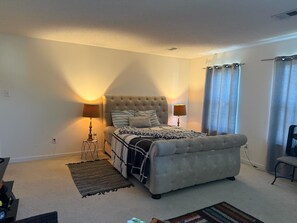 1 bedroom, WiFi, bed sheets - Tranquil 1-bedroom in charming house with Shared Bathroom (Richmond)