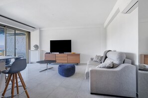 TV - Cap d'Antibes Port Aubernon – 2-Bedroom Apartment with Sea View (Antibes)