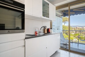 Fridge, microwave, oven, stovetop - Cap d'Antibes Port Aubernon – 2-Bedroom Apartment with Sea View (Antibes)