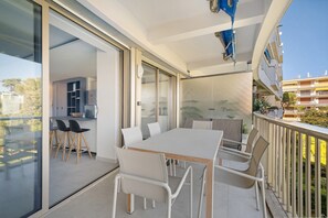 Outdoor dining - Cap d'Antibes Port Aubernon – 2-Bedroom Apartment with Sea View (Antibes)