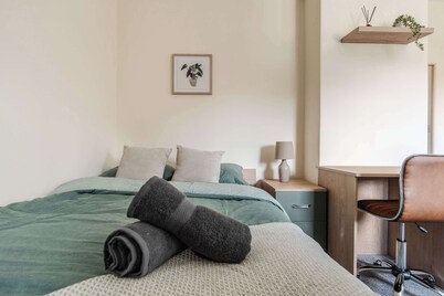 Spacious 3BR Manchester Home + Parking - Sleeps 5