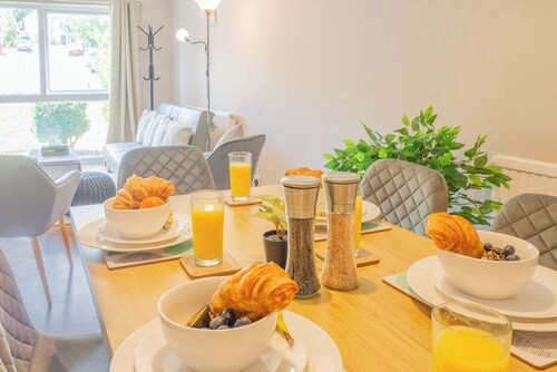 Spacious 4-Bed House · Guildford · Free Parking