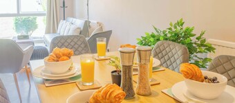 Spacious 4-Bed House · Guildford · Free Parking