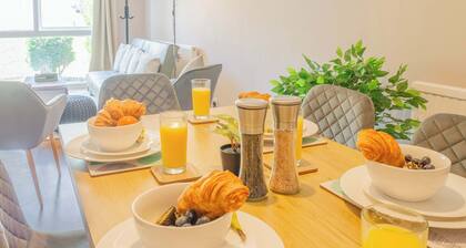 Spacious 4-Bed House · Guildford · Free Parking