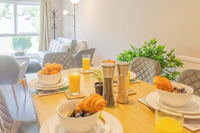 Charming 4-Bed Home | Garden & Parking | Guildford