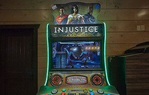 Ein Arcade-Automaten mit Bildschirm, Knöpfen und einem Logo.