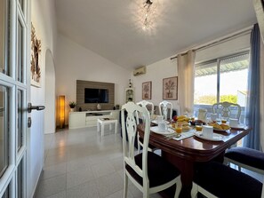 Dining - Albufeira Stylish 5 by Homing (Albufeira)