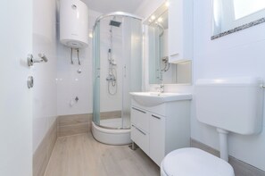Shower, towels, soap - Stylish vacation apartment for 4 people near the sandy beach (Crikvenica)