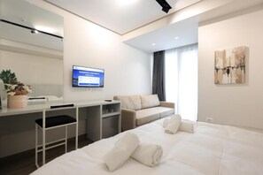 Habitación triple Deluxe, balcón, vistas al patio | Sistema de insonorización, tabla de planchar con plancha, wifi gratis