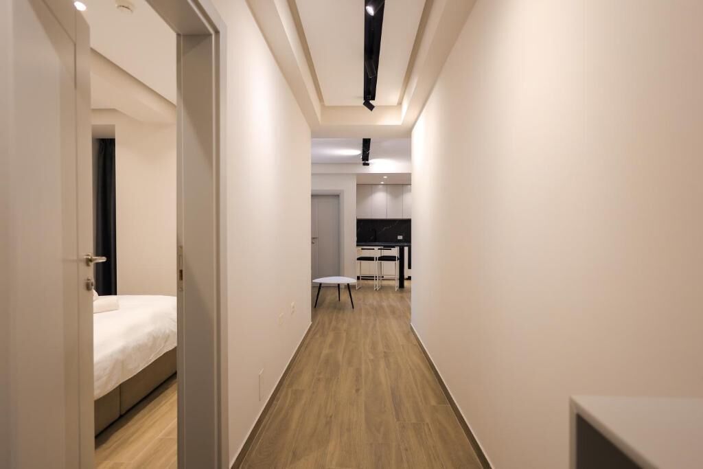 Habitación superior, balcón, vistas al patio | Sistema de insonorización, tabla de planchar con plancha, wifi gratis
