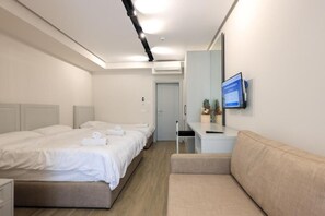 Habitación triple Deluxe, balcón, vistas al patio | Sistema de insonorización, tabla de planchar con plancha, wifi gratis