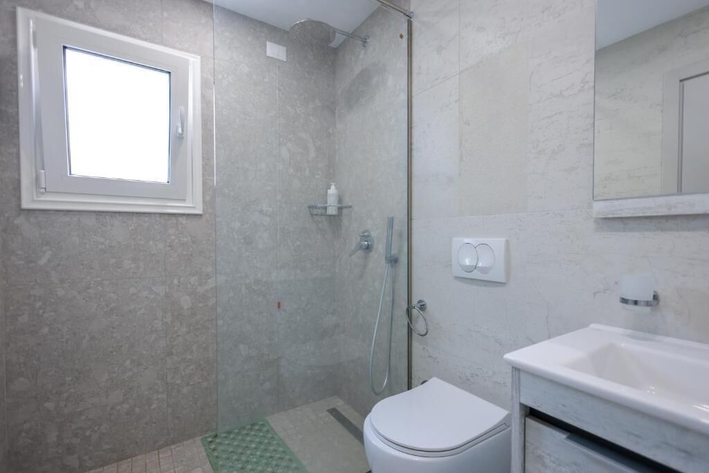 Deluxe-værelse til 3 personer - balkon - udsigt til gårdsplads | Badeværelse