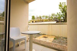 Deluxe Triple Room, Balcony, Courtyard View | Outdoor dining - Beach Guesthouse (DURRËS)