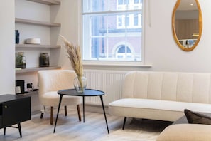 TV - Central Leeds Apartment by Station - Sleeps 6 (Leeds)
