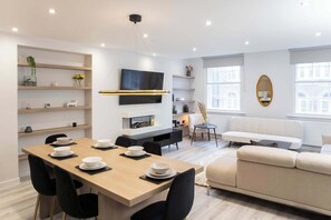 TV - Central Leeds Apartment by Station - Sleeps 6 (Leeds)