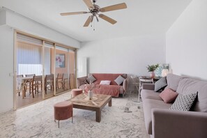 Una televisión, una mesa de tenis de mesa