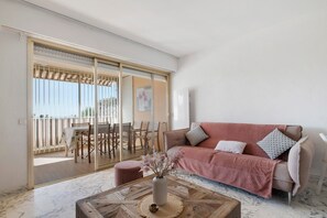 Una televisión, una mesa de tenis de mesa