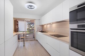 Frigorífico, horno, placa de cocina y trona infantil