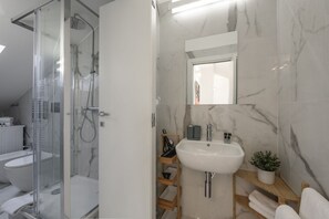 Shower, bidet, towels, shampoo - NOVARA, 6 - In the attic with style (Milan)