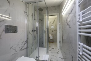 Dusche, Bidet, Handtücher, Shampoo