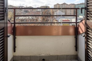 Udsigt fra en balkon med gelænder, et skilt med 'BOWLING SPACE' og en bygning med påskriften 'ACCAPLANET' i baggrunden.
