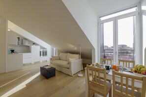 A modern apartment with a kitchen, dining area, and a balcony with a city view. - NOVARA, 6 - In the attic with style (Milan)